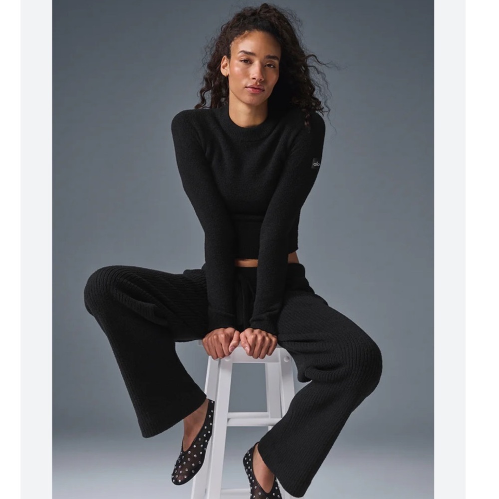 (TOP) ALO Yoga Snuggle Up Sweater in Black.